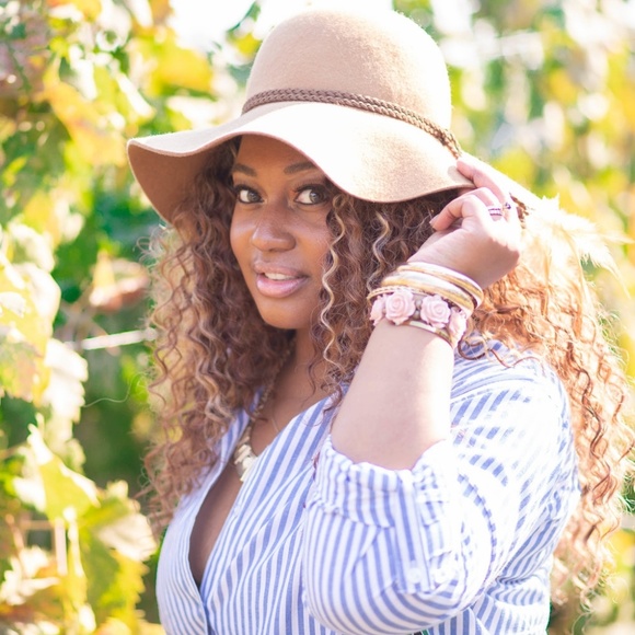 Meet your Posher, Dominique - Picture 2 of 2